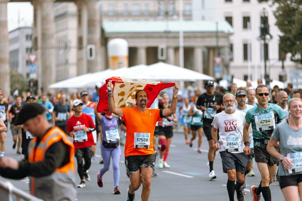 pexels-photo-29400390-29400390 Vibrant marathon scene with runners near Berlin's iconic Brandenburg Gate, fostering athleticism and unity.